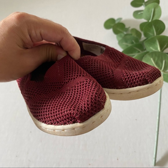 TOMS Toddler Kids Size 6 Maroon Red Slip On Sneaker - Picture 3 of 7